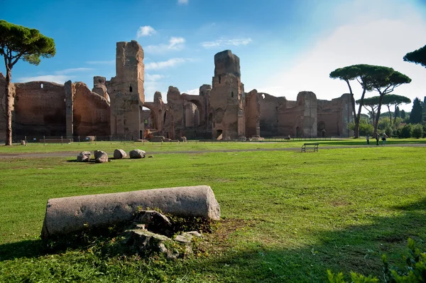 Vista de las ruinas de los manantiales de Caracalla desde los terrenos con columna en Roma — Foto de Stock