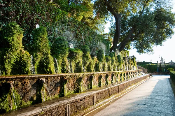 Cento fontane y corredor en Villa D-este en Tivoli - Roma — Foto de Stock