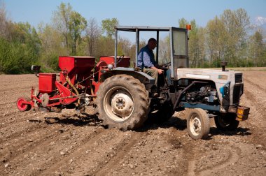 eski mavi ve gri traktör ile sower alanları yan görünüm