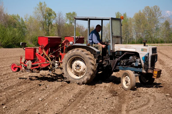 Eski mavi ve gri traktör ile sower alanları yan görünüm — Stok fotoğraf