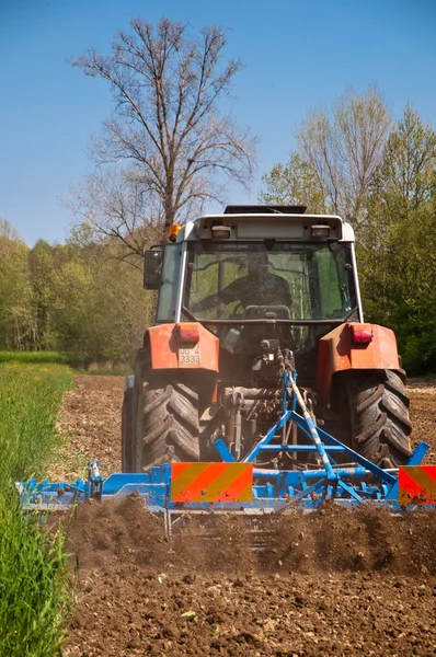 Trator com vibrocultor campos de trabalho vista traseira fechar — Fotografia de Stock