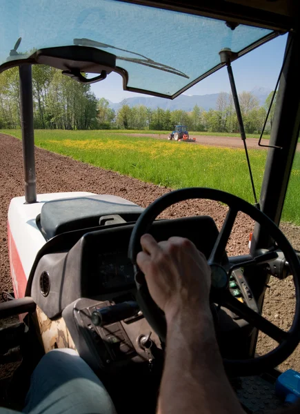 Traktor pracovní pole zobrazení z uvnitř traktoru — Stock fotografie