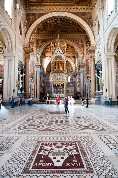 Interior de Basílica San giovanni al laterano en Roma — Stockfoto