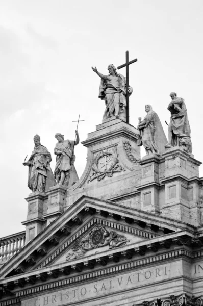 San Giovanni al Laterano bazilika felső bejárat szobrok Rómában — Stock Fotó