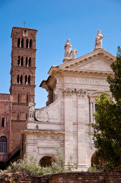 Bazilika santa francesca romana a zvonice na římské fórum — Stock fotografie