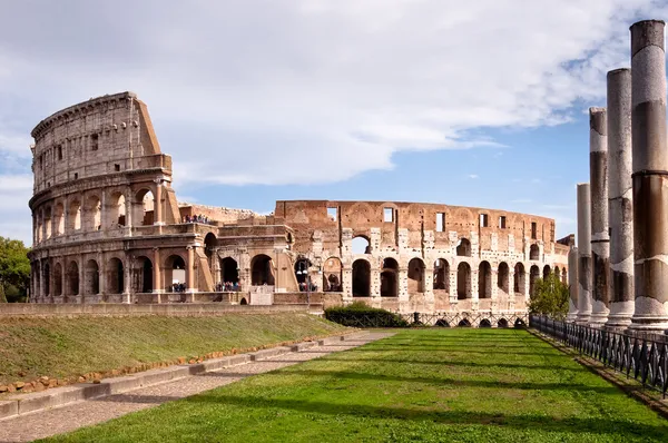 Colosseo e colonne del tempio di Venere vista dal foro romano — Foto Stock