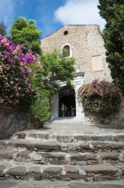 bormes les MIMOSAS, kilise girişinde fachade