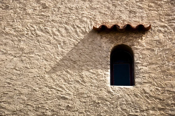 Ventana y sombra en la pared de Bormes les mimosas — Foto de Stock