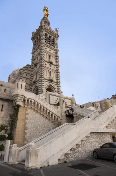 Bazilika notre dame de la garde a vstupní schodiště na marseill — Stock fotografie