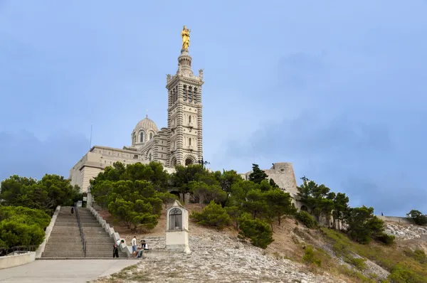 圣 notre dame de la 前卫在马赛按横向的观点 — 图库照片