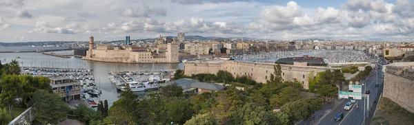 Panoramiczny widok z Marsylii ald miasto port vieux i fort saint j — Zdjęcie stockowe