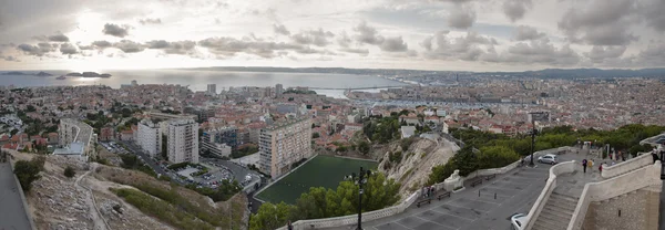 Panoramę miasta Marsylia i Morze Śródziemne od basi — Zdjęcie stockowe