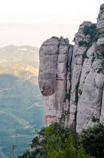 Steinmauer und Landschaft vom Kloster Montserrat — Stockfoto