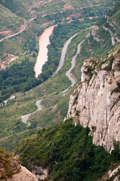 Fluss- und Strassenlandschaft vom Kloster Montserrat — Stockfoto