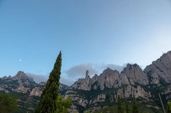 Montañas de piedra en Montserrat en el cielo de la tarde —  Fotos de Stock