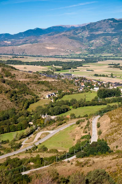 Panoramablick auf spanische Pirineos und Almdorf — Stockfoto