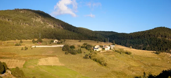 Huses på berget Pyrenéerna i mont luis — Stockfoto