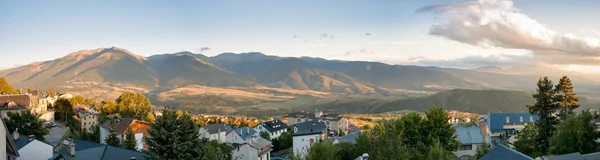 Panoramautsikt över franska Pyrenéerna på font romeu — Stockfoto