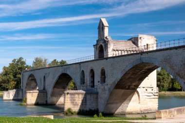 Pont du avignon yan görünüm