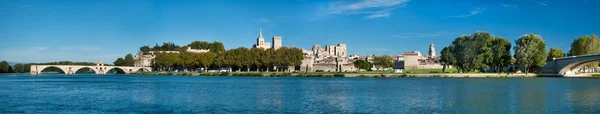 Stor panoramautsikt over Avignon gamleby og Rhône-elv – stockfoto