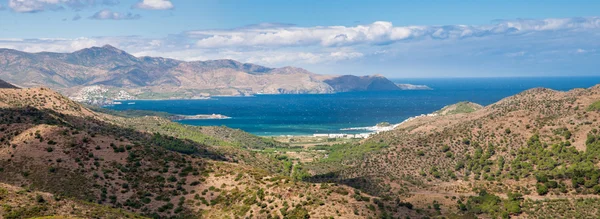 Панорамный вид на залив Кадак и горы — стоковое фото