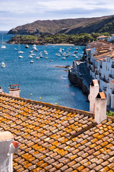 Dachy i zatokę w Cadaqués — Zdjęcie stockowe