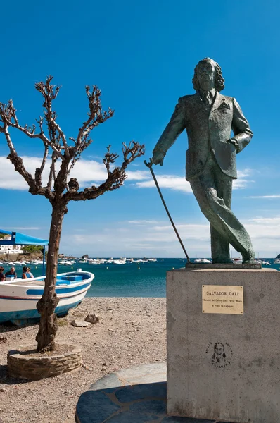 Salvador dali staty i Cadaqués beach — Stockfoto