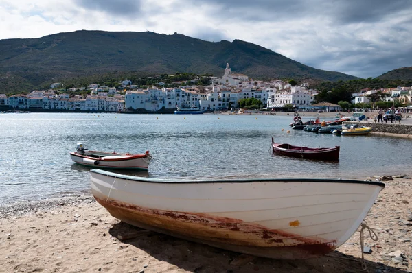 Wiersz łódź zadokowany w Cadaqués piaszczystej plaży — Zdjęcie stockowe