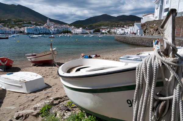 Row boat with rope docked on Cadaques beach — Stock Photo, Image