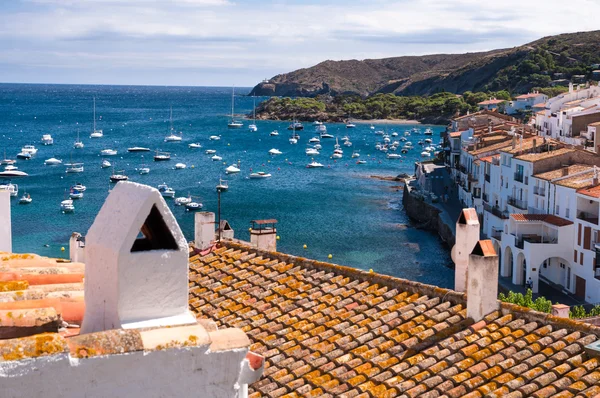 Komin i dachy w zatoce Cadaqués — Zdjęcie stockowe