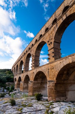 Pont du gard yakın kemeri dikey görünüm