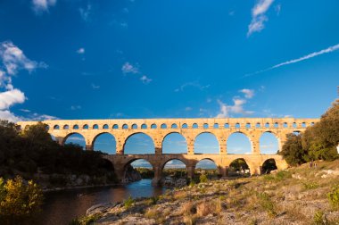 Pont du gard mavi gökyüzü altında