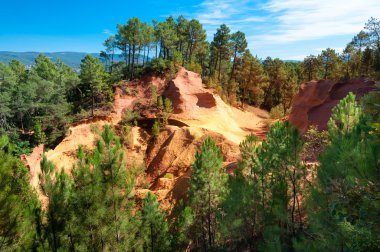 panoramik le sentier des ocres ve ormanda roussillon ben