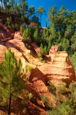 kaya oluşumları ve ormandan le sentier des ocres roussillon içinde