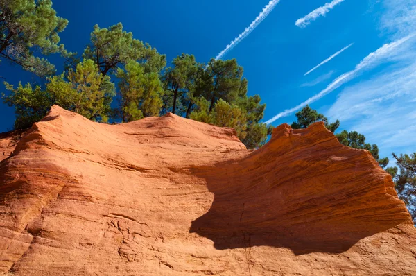 Dettagli della formazione rocciosa arancione e alberi sotto il cielo blu su Le Le — Foto Stock