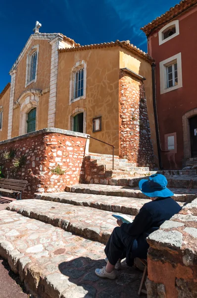 Lady painting Eglise Saint Michel fachade at Roussillon in Franc — Stock Photo, Image