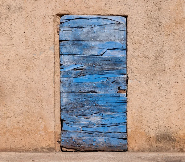 Antigua puerta de madera azul y pared naranja en Rosellón en Francia — Foto de Stock