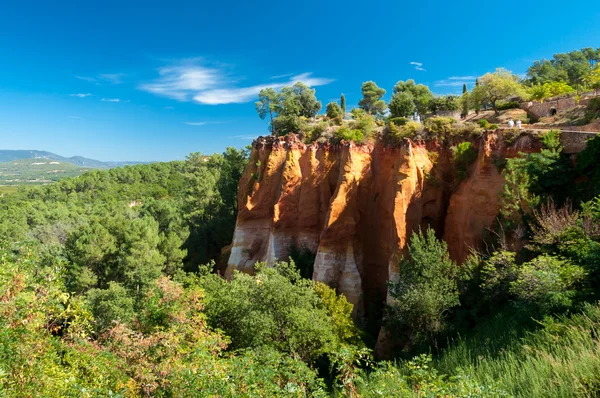 Cliff ve woods panoramik manzaralı le sentier des ocres rou üzerinde — Stok fotoğraf