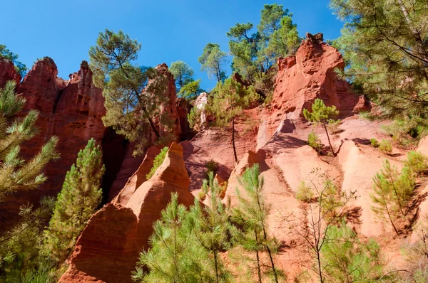 Formazioni rocciose rosse e alberi su Le Sentier des Ocres a Roussil — Foto Stock