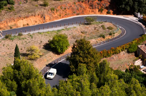 Cesta přes pole roussillon ve Francii — Stock fotografie