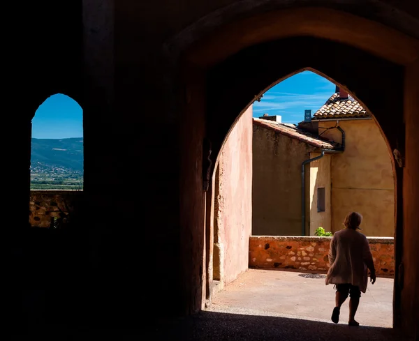 Turista sui passaggi archi e finestre in Roussillon in Francia — Foto Stock