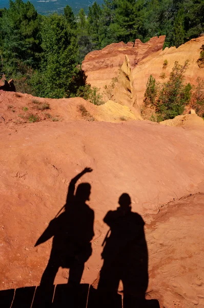 Le ombre dei turisti salutano Le Sentier des Ocres a Roussillon in — Foto Stock