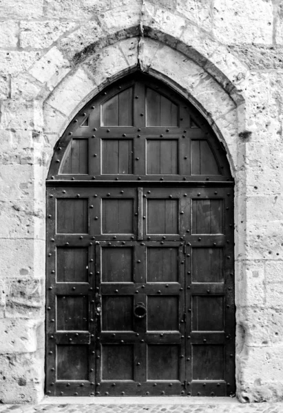 Porta de madeira antiga que leva ao Palais des Archeveques em Narbo — Fotografia de Stock