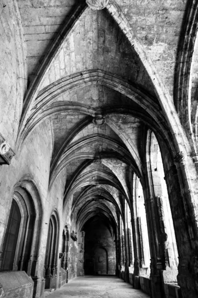 Монастырский коридор и арки в Соборе Святого Юста в Нарбонне i — стоковое фото