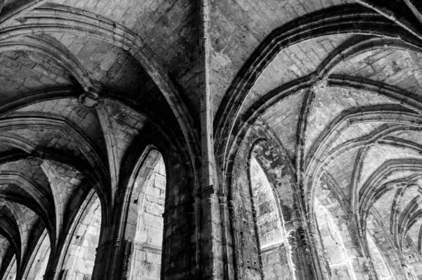 Cloître arcs couloir ressemblent à un miroir à Saint Just Cathedra — Photo