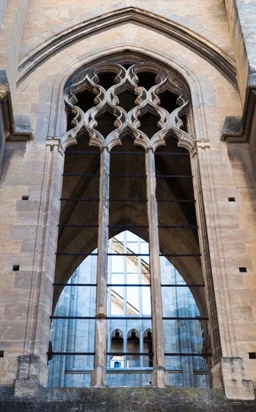 Détail des fenêtres donnant sur la cathédrale Saint Just à Narbon — Photo