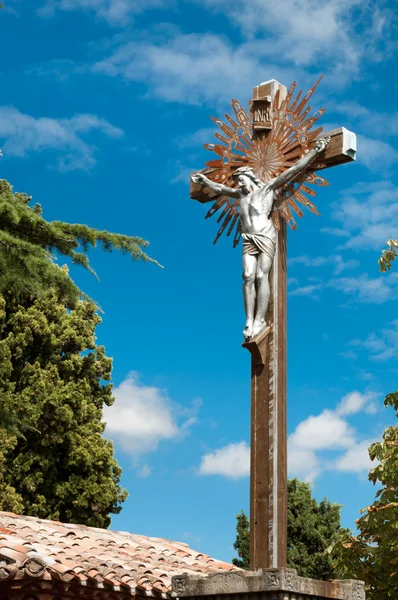 Korset och jesus christus på eglise marie madeleine på rennes-le — Stockfoto