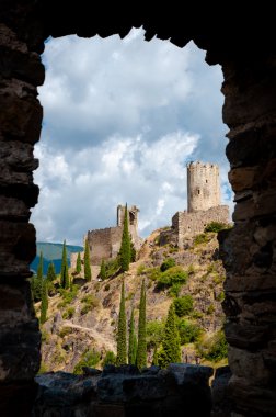 La tour regine ve kabare görme lasto, taş bir pencereden