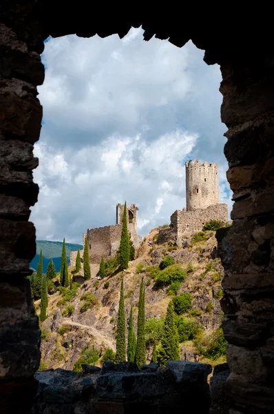 La Tour Regine y Cabaret a través de una ventana de piedra en Lasto —  Fotos de Stock