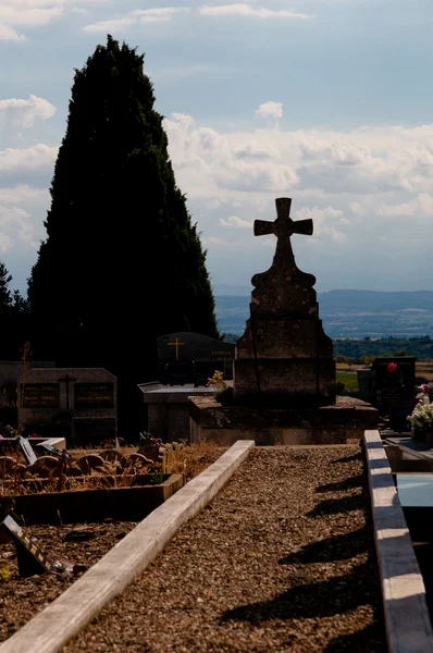 Groby na starym cmentarzu w pobliżu Lastours — Zdjęcie stockowe